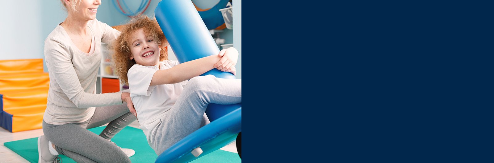 Photo young girl working with a physical therapist.