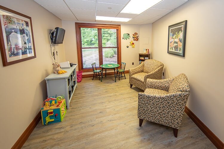 Photo of Woodland Hospice House family visiting room.