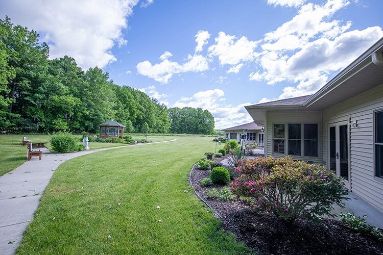 Photo of Woodland Hospice House backyard.