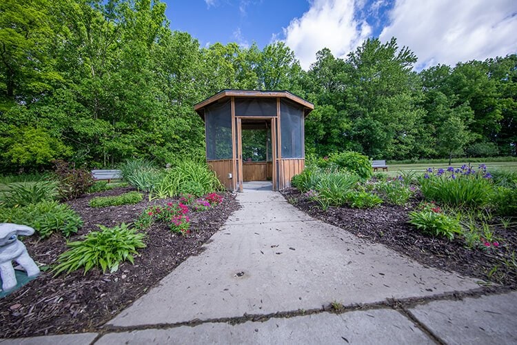 Photo of Woodland Hospice House backyard gazbo and gardens.