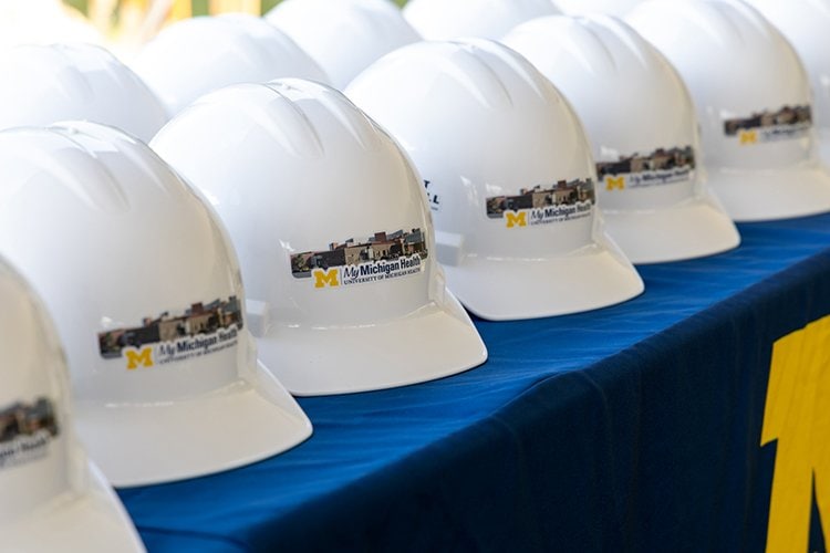 Photo white hard hats sitting on a table.